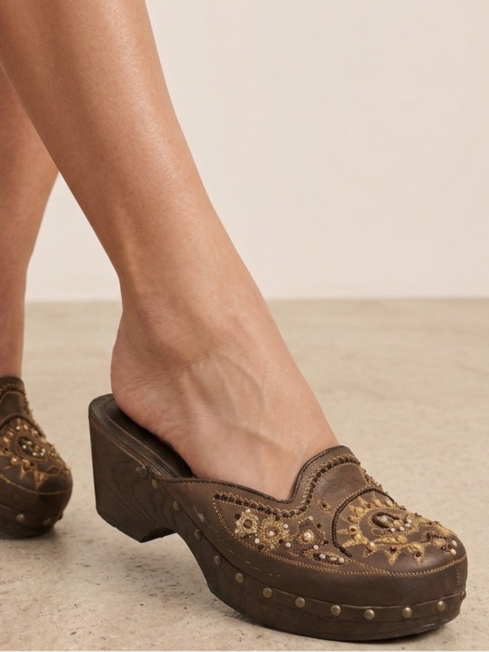 No Boundaries Brown Embellished Wooden Embroidered Beaded Clog Mules Size‎ 8